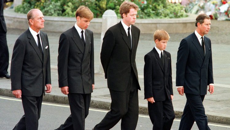 El Duque de Edimburgo, el Príncipe Guillermo, el Conde Spencer, el Príncipe Harry y el Príncipe Carlos en el funeral de Lady Di