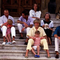 Los Reyes Juan Carlos y Sofía con sus hijos, Felipe, Elena y Cristina, el Príncipe Carlos, Lady Di y sus hijos Guillermo y Harry en Mallorca