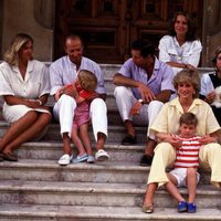 Los Reyes Juan Carlos y Sofía con sus hijos, Felipe, Elena y Cristina, el Príncipe Carlos, Lady Di y sus hijos Guillermo y Harry en Mallorca