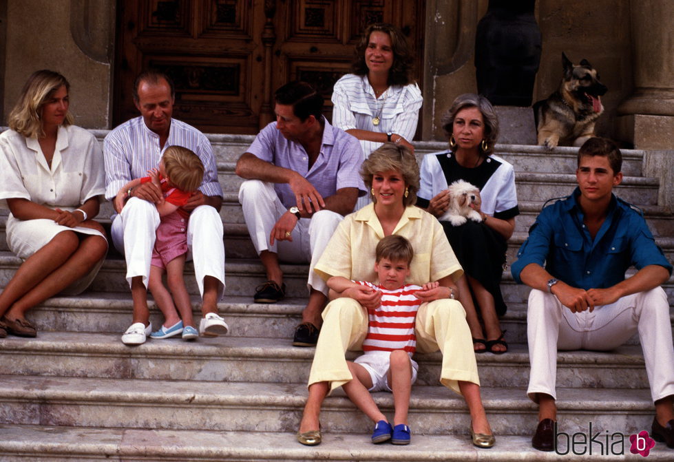 Los Reyes Juan Carlos y Sofía con sus hijos, Felipe, Elena y Cristina, el Príncipe Carlos, Lady Di y sus hijos Guillermo y Harry en Mallorca