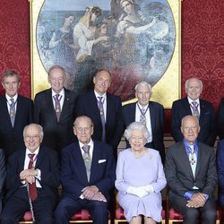 El Duque de Edimburgo posa con la Reina Isabel y los miembros de la Orden del Mérito tras anunciar que se jubila