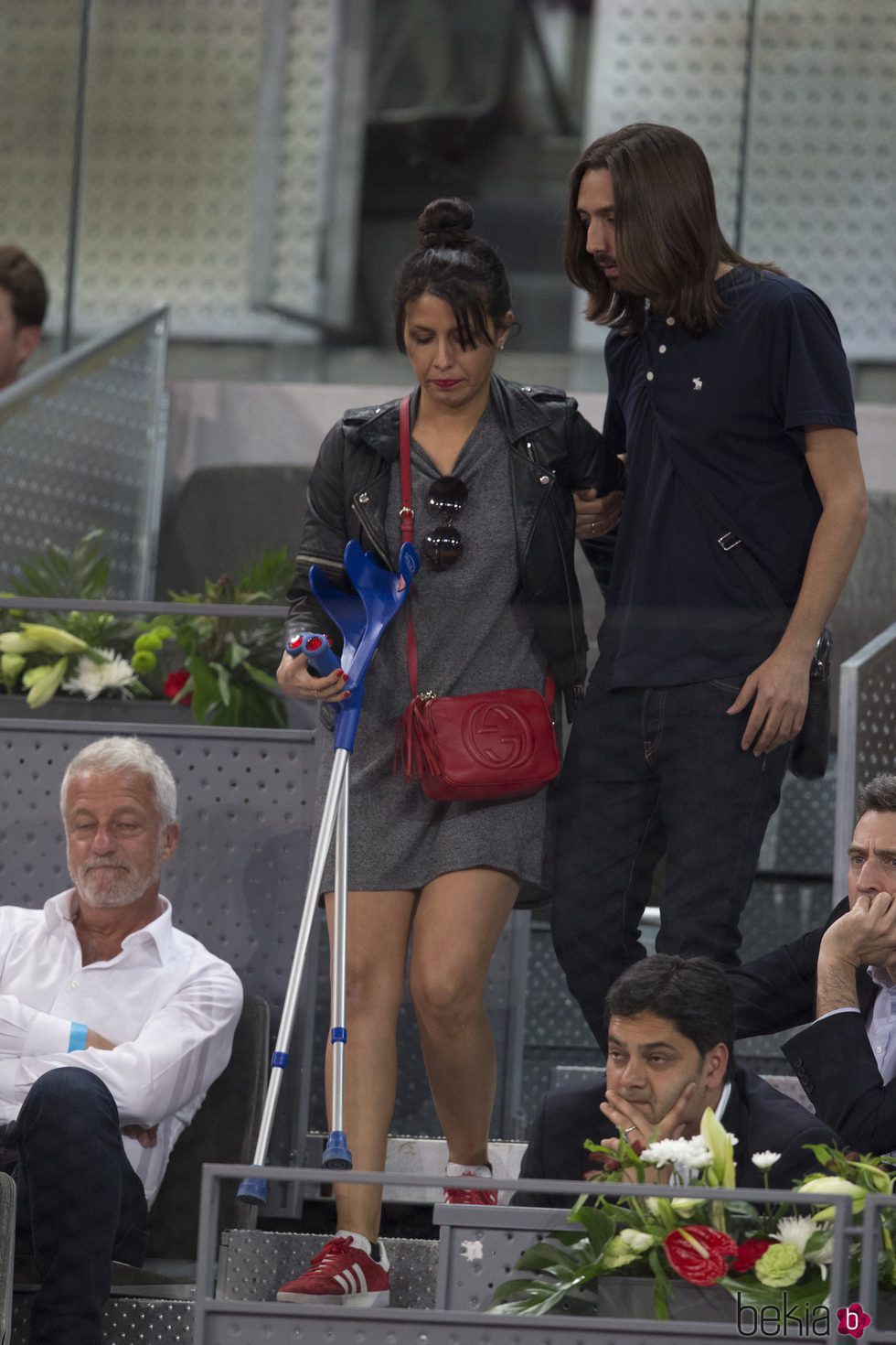 Juan Carmona ayuda a Sara Verdasco durante la Mutua Madrid Open 2017