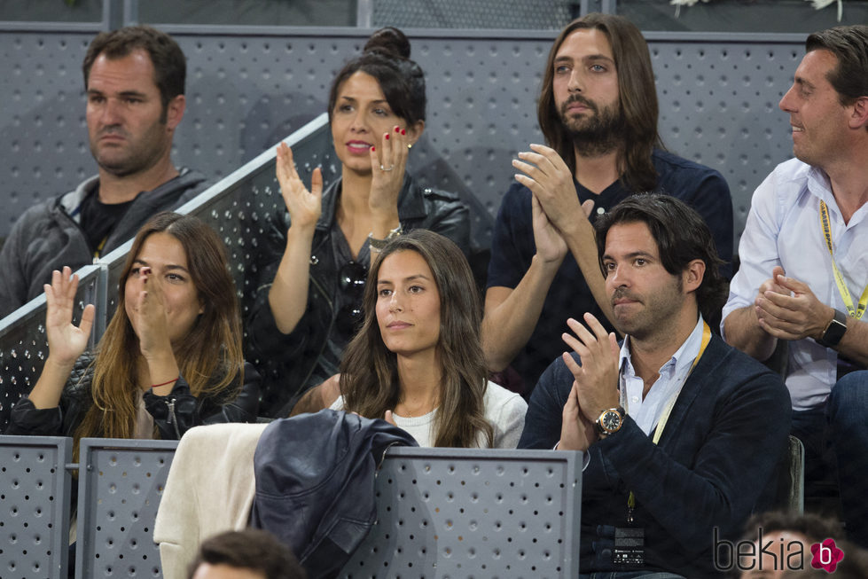 Ana Boyer, Sara Verdasco y Juan carmona aplauden a Verdasco en la Mutua Madrid Open 2017