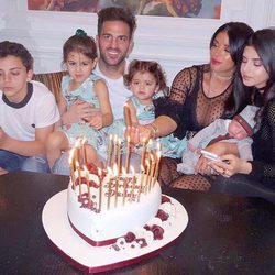 Cesc Fàbregas celebrando su 30 cumpleaños con toda su familia