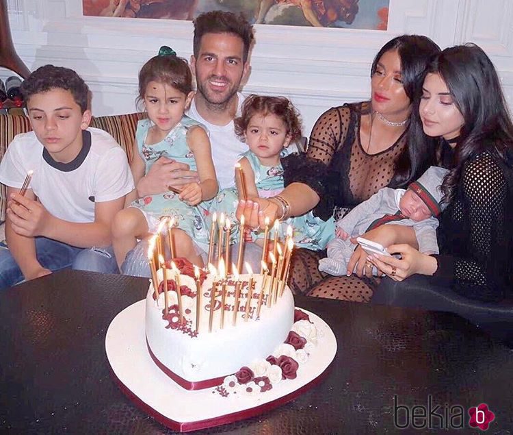 Cesc Fàbregas celebrando su 30 cumpleaños con toda su familia