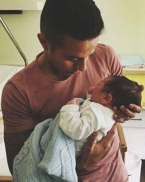 Thiago Alcántara presenta a su hijo Gabriel