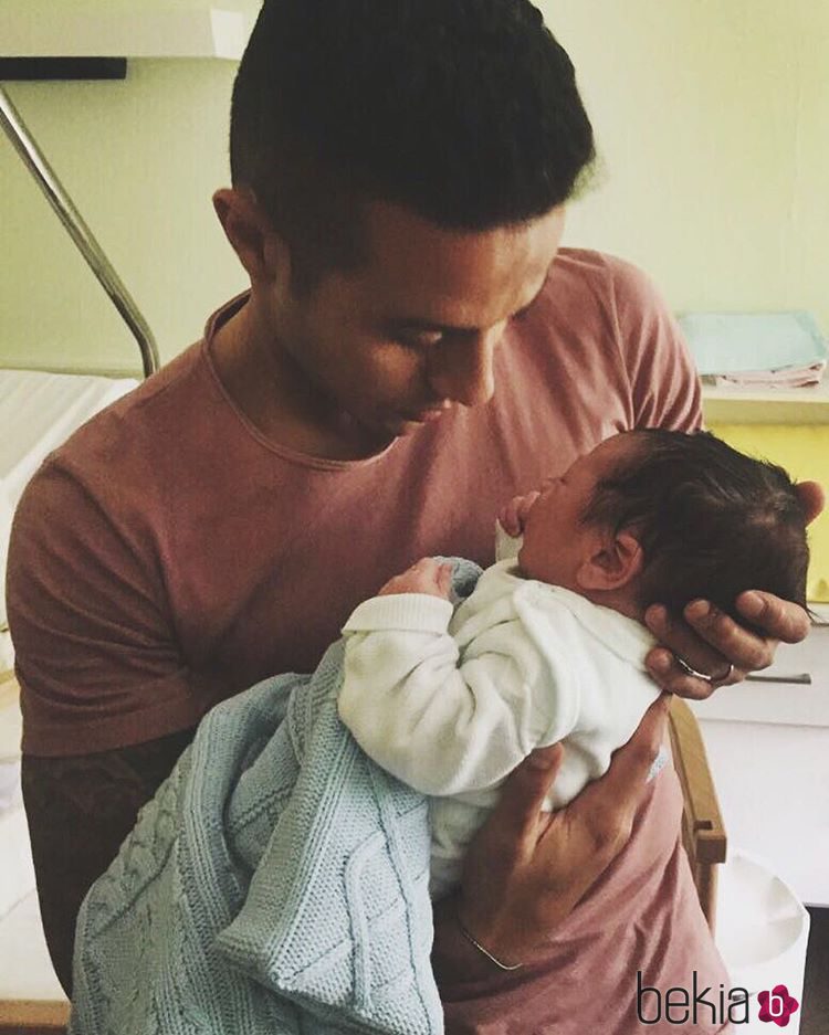 Thiago Alcántara presenta a su hijo Gabriel