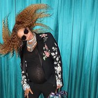 Beyoncé ondea su melena mientras mira a la cámara