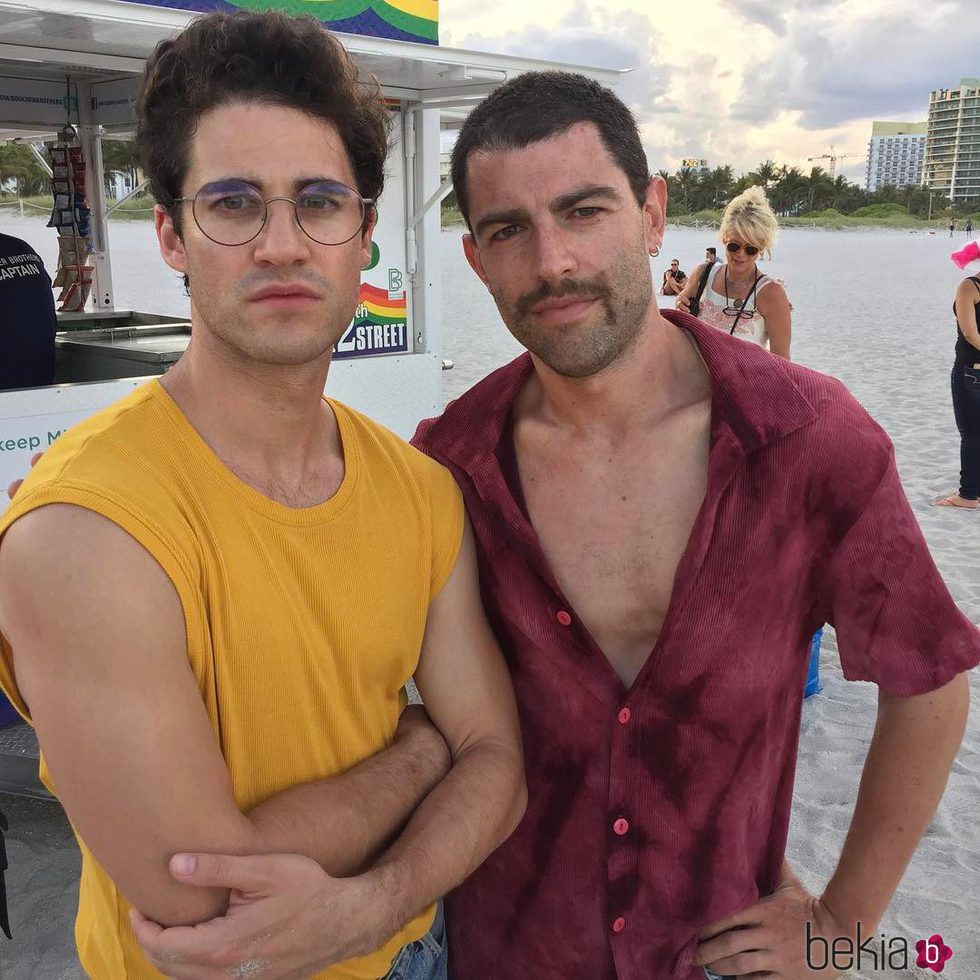 Darren Criss y Max Greenfield en el rodaje de 'Versace: American Crime Story'