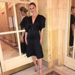 Bar Refaeli muy guapa con un sencillo vestido negro de Victoria Beckham