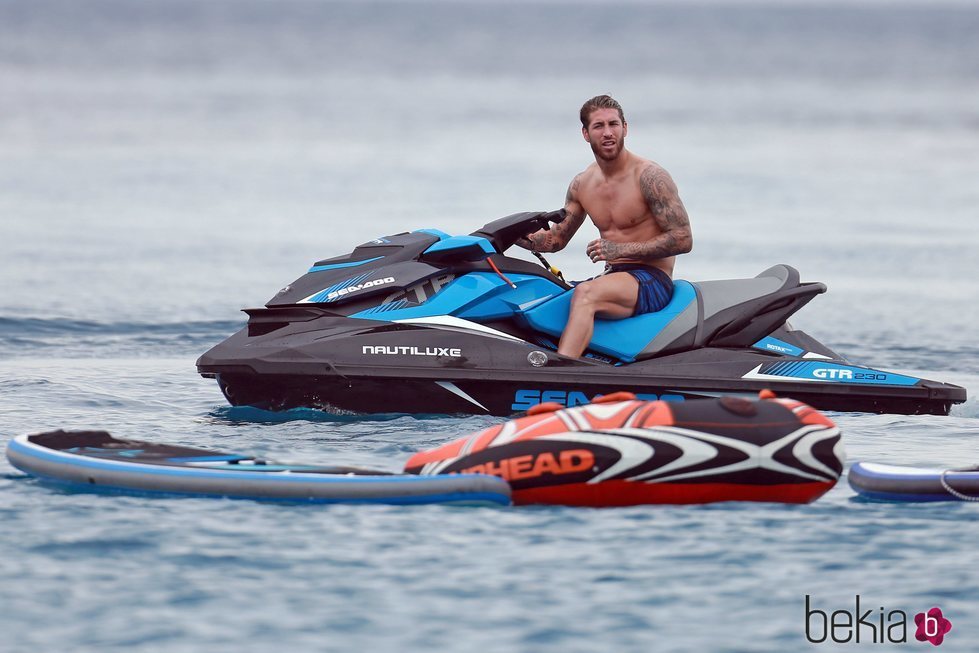 Sergio Ramos en una moto de vacaciones de vacaciones en Ibiza