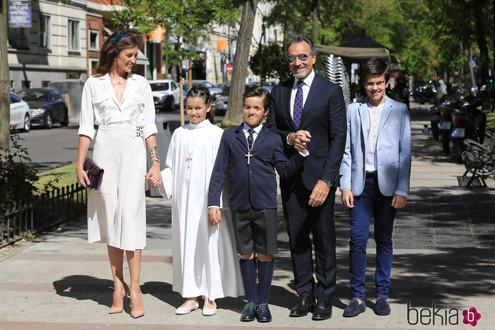 Nieves Álvarez con su hija Bianca, Marco Severini y sus hijos Brando y Adriano