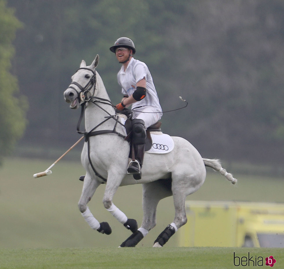 El Príncipe Harry jugado al polo en Ascot