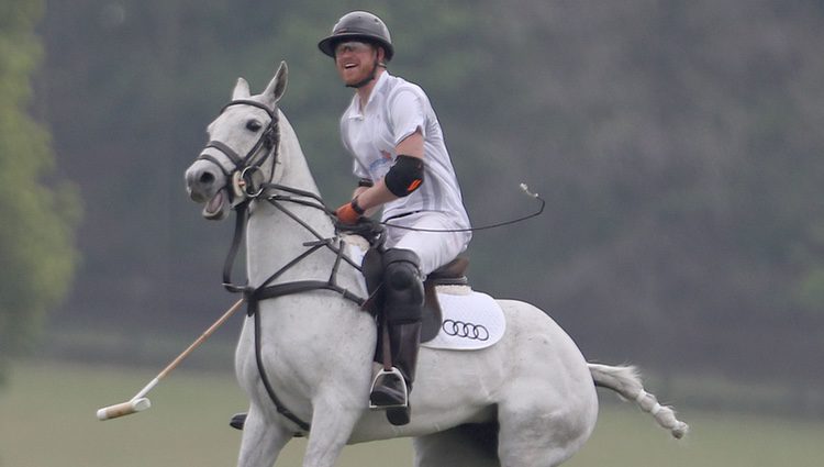 El Príncipe Harry jugado al polo en Ascot