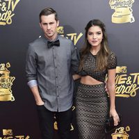 Cody Johns y Alexys Gabrielle en la alfombra roja de los MTV Movie Awards 2017