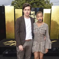 Nick Robinson y Amandla Stenberg en la alfombra roja de los MTV Movie Awards 2017