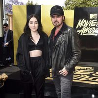 Noah Cyrus y Billy Ray Cyrus en la alfombra roja de los MTV Movie Awards 2017