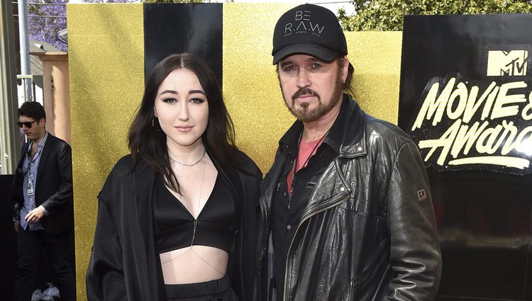 Noah Cyrus y Billy Ray Cyrus en la alfombra roja de los MTV Movie Awards 2017