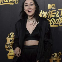 Noah Cyrus en la alfombra roja de los MTV Movie Awards 2017