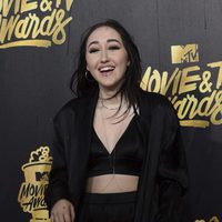 Noah Cyrus en la alfombra roja de los MTV Movie Awards 2017