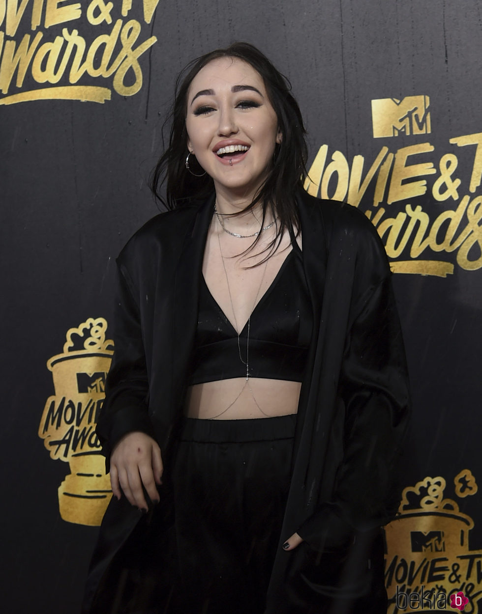 Noah Cyrus en la alfombra roja de los MTV Movie Awards 2017