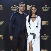 Trevor Noah y Jordyn Taylor en la alfombra roja de los MTV Movie Awards 2017