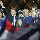 Emmanuel Macron celebrando su victoria con su mujer Brigitte Macron