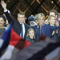 Emmanuel Macron celebrando su victoria con su mujer Brigitte Macron