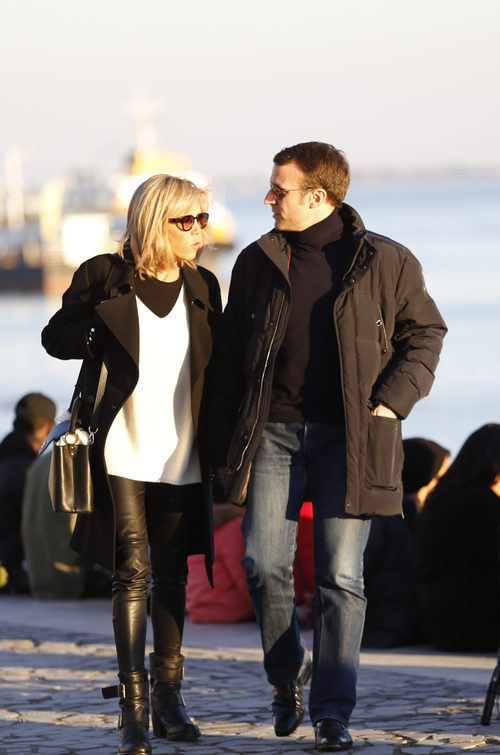 Emmanuel Macron y su mujer Brigitte Macron paseando por Lisboa