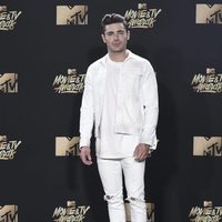 Zac Efron en la alfombra roja de los MTV Movie Awards 2017