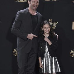 Hugh Jackman y Dafne Keen en la alfombra roja de los MTV Movie Awards 2017