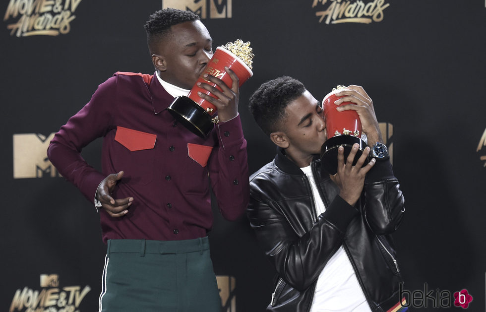 Ashton Sanders y Jharrel Jerome con el premio a Mejor Beso de los MTV Movie Awards 2017 2017