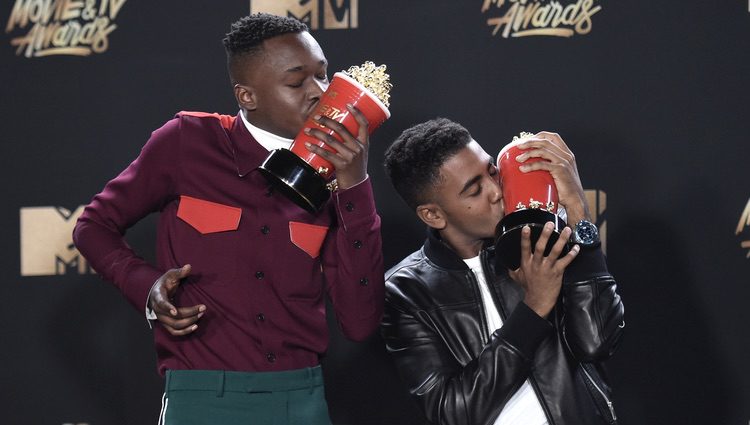 Ashton Sanders y Jharrel Jerome con el premio a Mejor Beso de los MTV Movie Awards 2017 2017