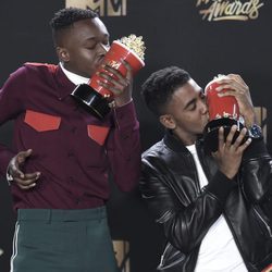 Ashton Sanders y Jharrel Jerome con el premio a Mejor Beso de los MTV Movie Awards 2017 2017