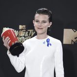 Millie Bobby Brown con el premio a Mejor Actriz de TV en los MTV Movie Awards 2017