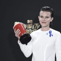 Millie Bobby Brown con el premio a Mejor Actriz de TV en los MTV Movie Awards 2017