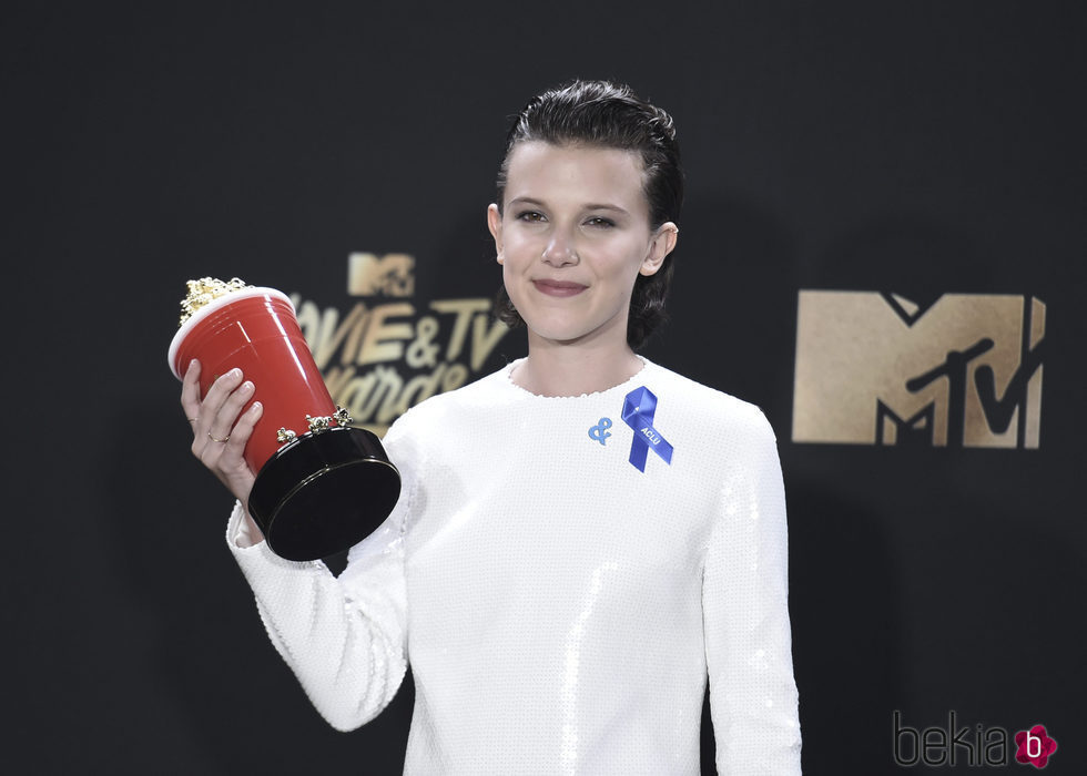 Millie Bobby Brown con el premio a Mejor Actriz de TV en los MTV Movie Awards 2017