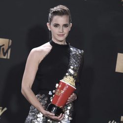 Emma Watson con el premio a Mejor Actor de Película en los MTV Movie Awards 2017