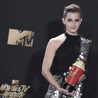 Emma Watson con el premio a Mejor Actor de Película en los MTV Movie Awards 2017