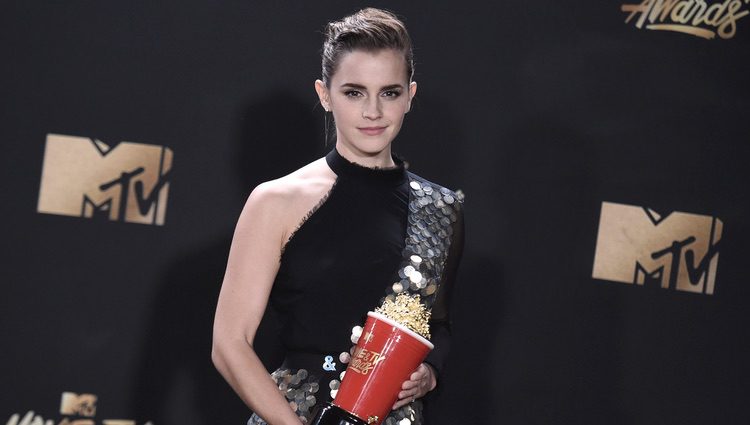 Emma Watson con el premio a Mejor Actor de Película en los MTV Movie Awards 2017