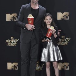 Hugh Jackman y Dafne Keen con el premio a Mejor Dúo en los MTV Movie Awards 2017