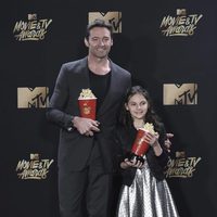 Hugh Jackman y Dafne Keen con el premio a Mejor Dúo en los MTV Movie Awards 2017