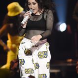 Noah Cyrus actuando en los MTV Movie Awards 2017