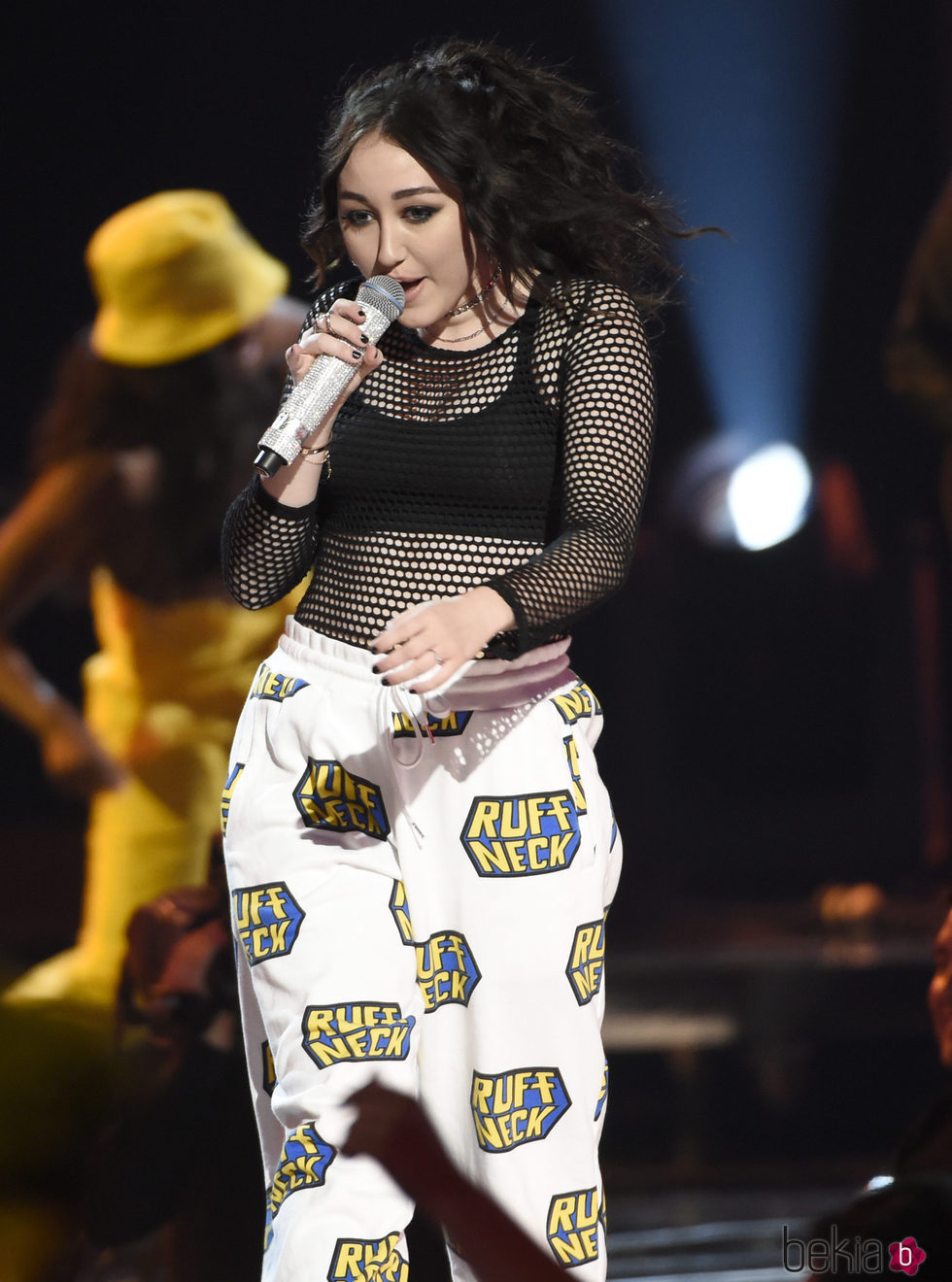 Noah Cyrus actuando en los MTV Movie Awards 2017