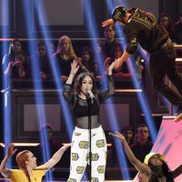 Noah Cyrus interpretando 'Stay Together' en los MTV Movie Awards 2017