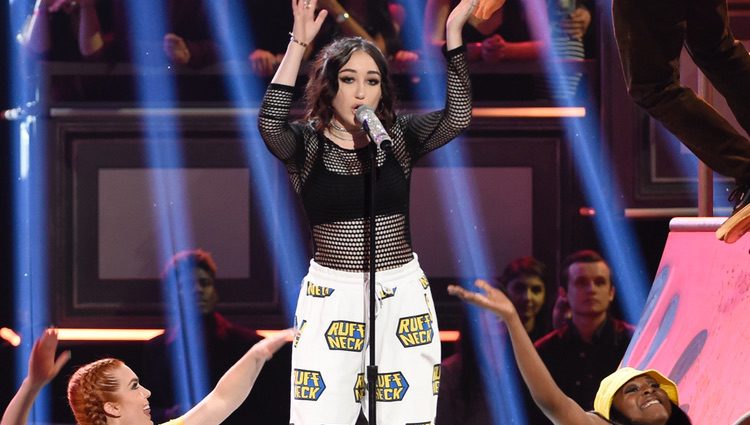 Noah Cyrus interpretando 'Stay Together' en los MTV Movie Awards 2017