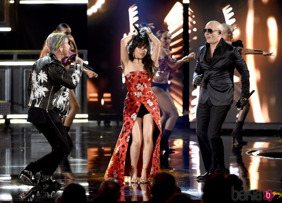 J Balvin, Camila Cabello y Pitbull actuando en los MTV Movie Awards 2017