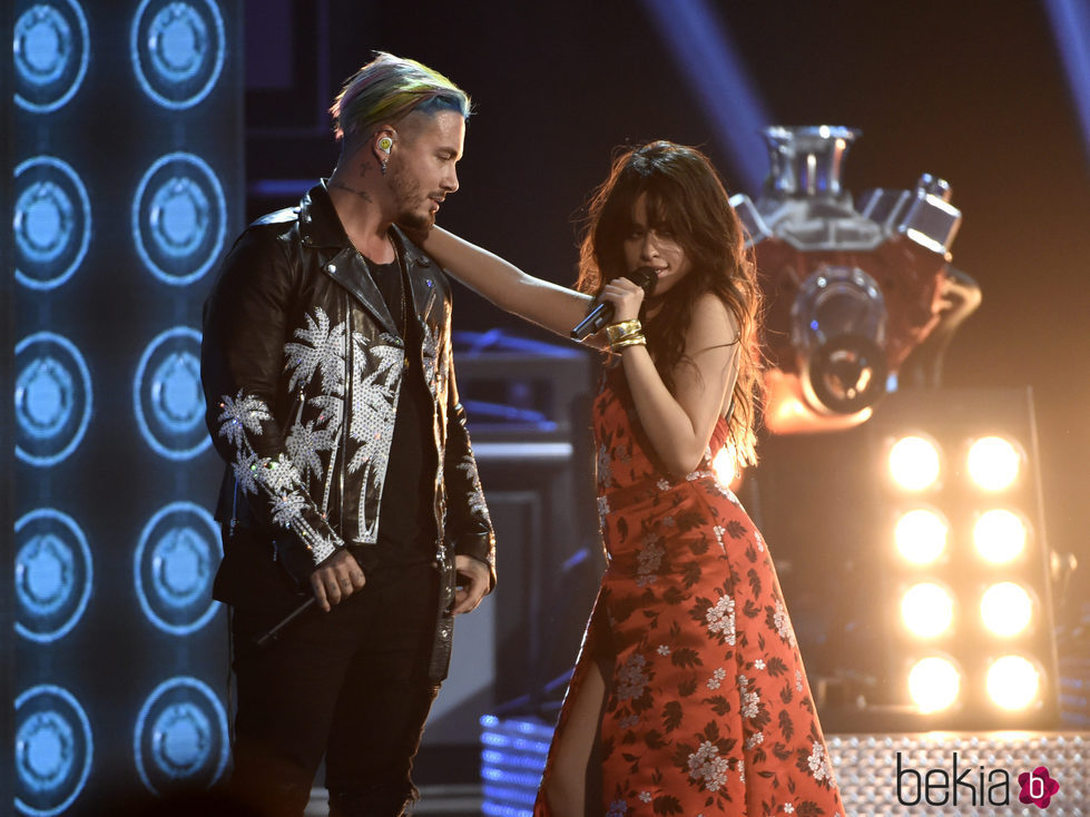 Camila Cabello y J Balvin interpretando 'Hey Ma' en los MTV Movie Awards 2017