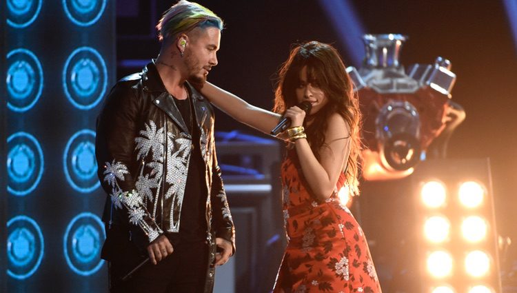 Camila Cabello y J Balvin interpretando 'Hey Ma' en los MTV Movie Awards 2017