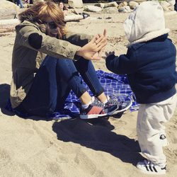 Luisana Lopilato disfrutando de la playa con su hijo Elías